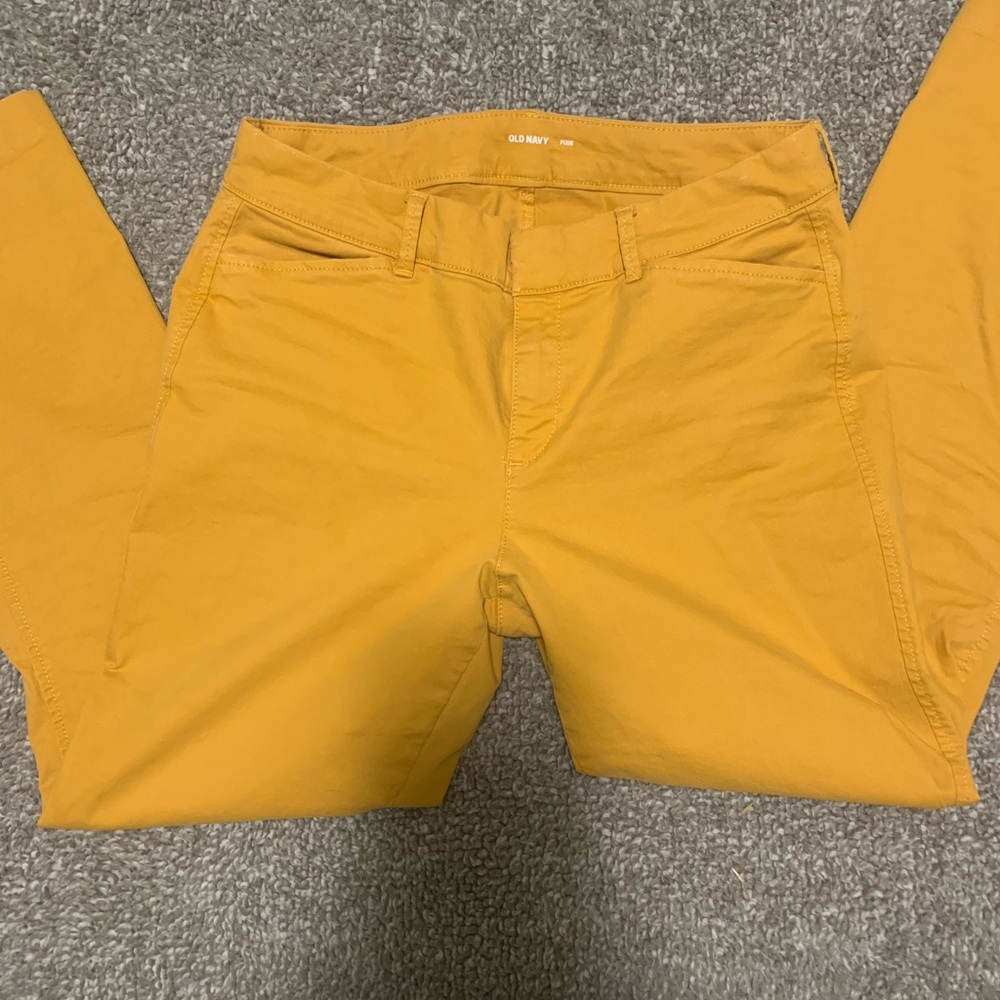Mustard Old Navy cropped Chino pants, size 8. EUC.